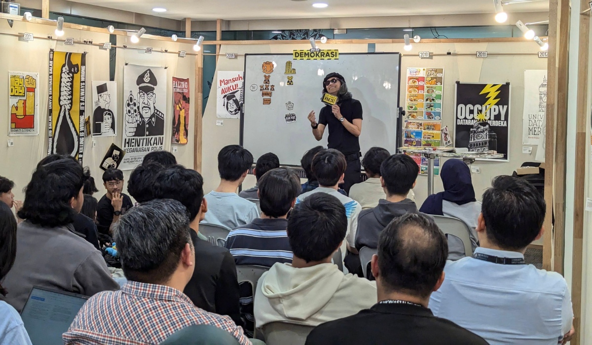 fahmi reza explaining on Kelas Demokrasi