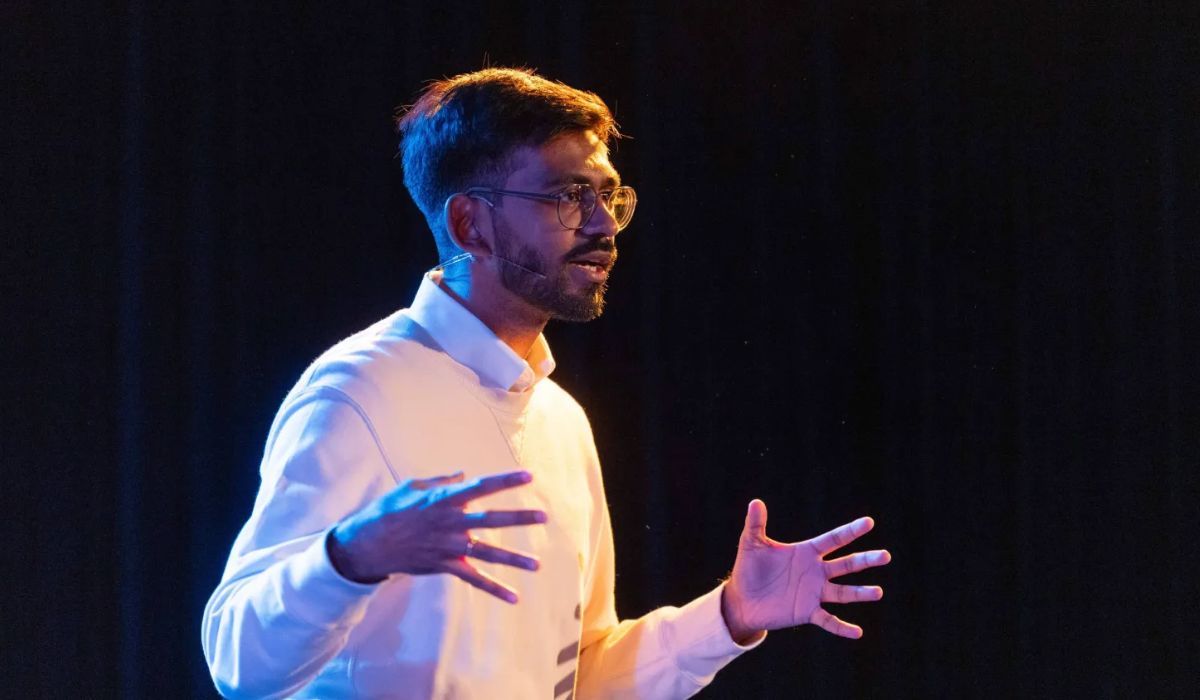 harish explaining his thesis