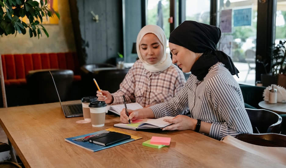 two female students studying in cafe