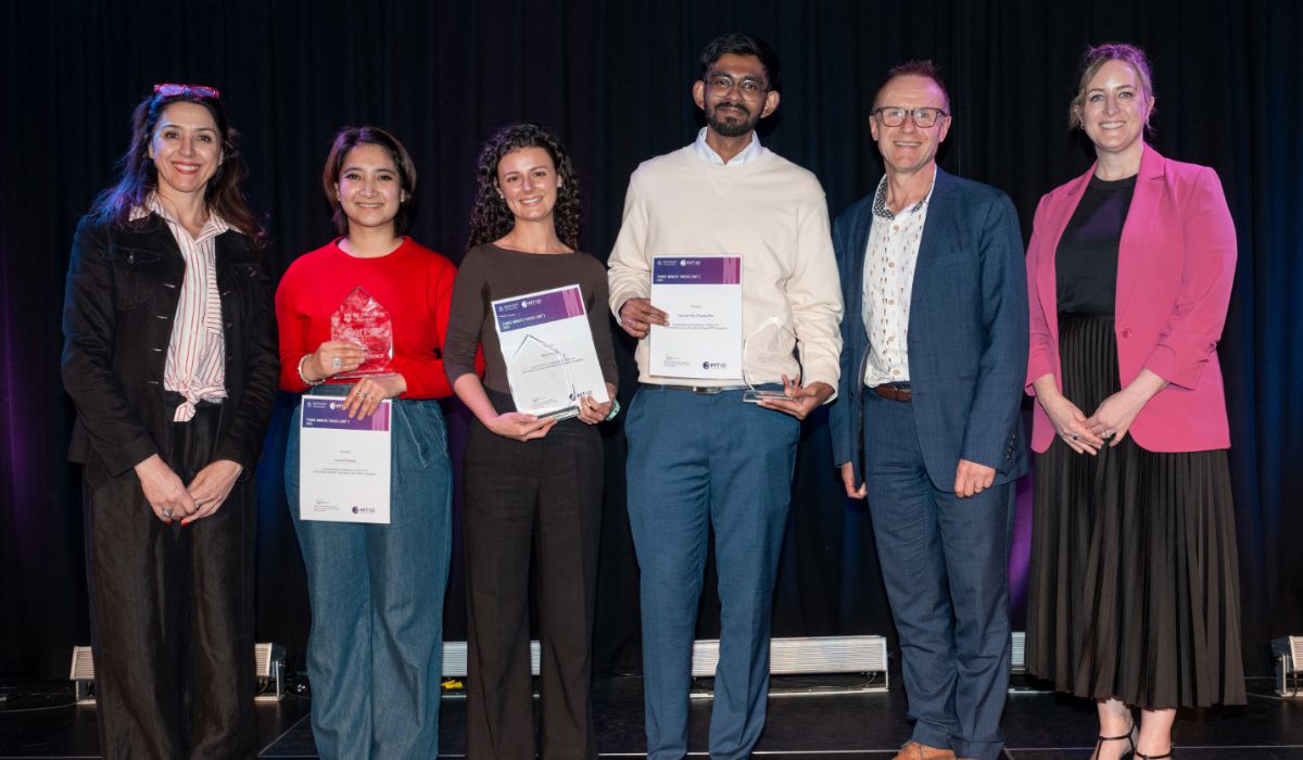 harish receiving his prize