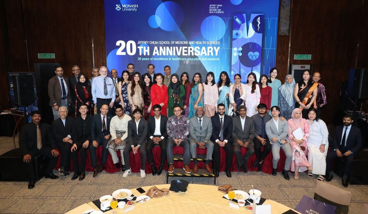 Group photo with guests, students and committee