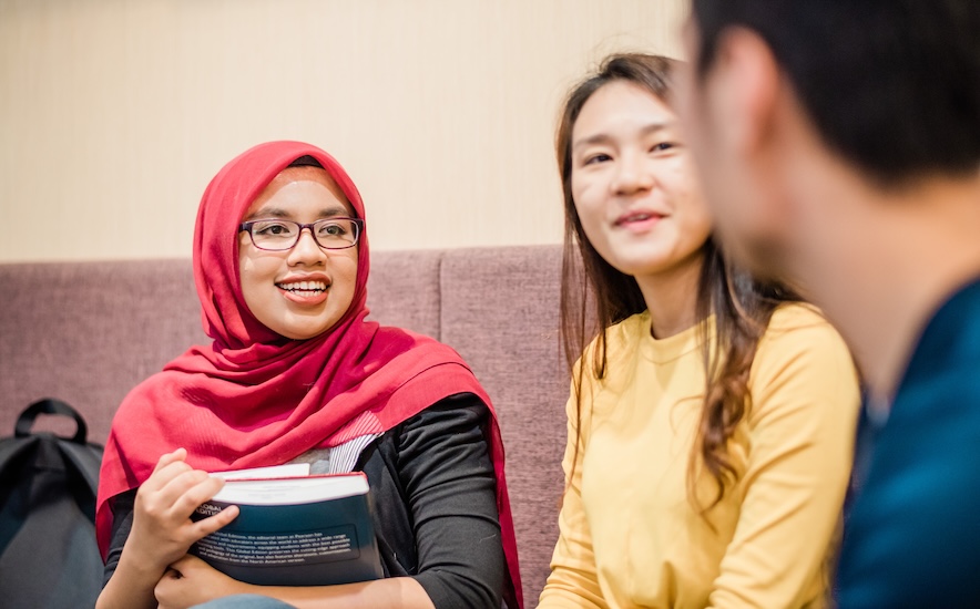 Students discussing to consider a second bachelor&rsquo;s degree