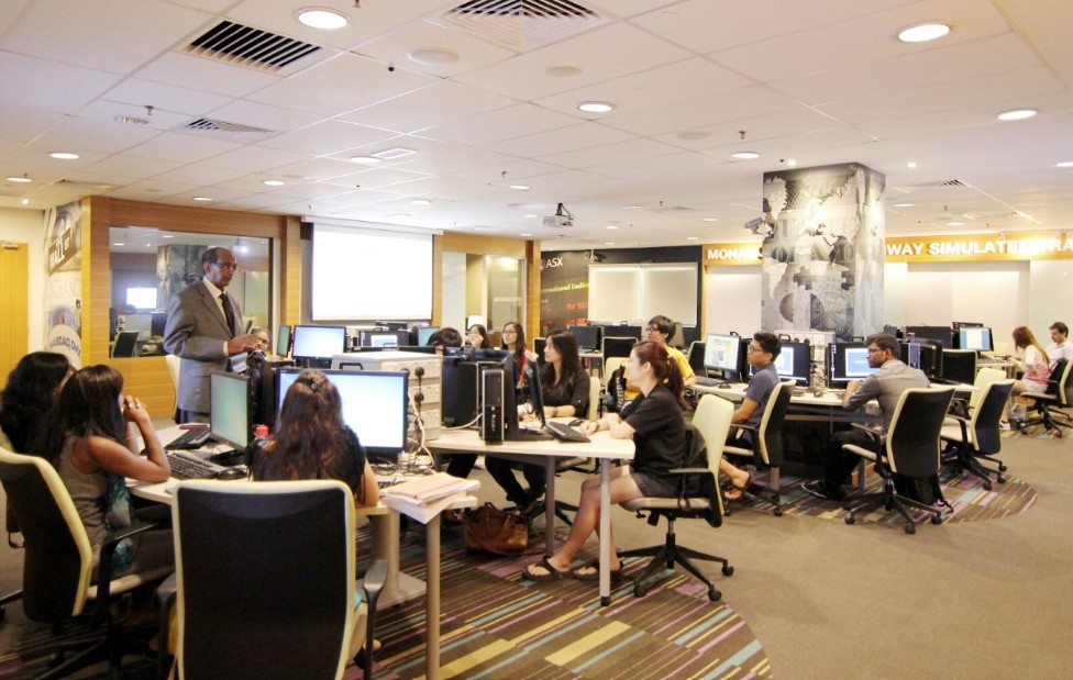 lecturer teaching fintech class