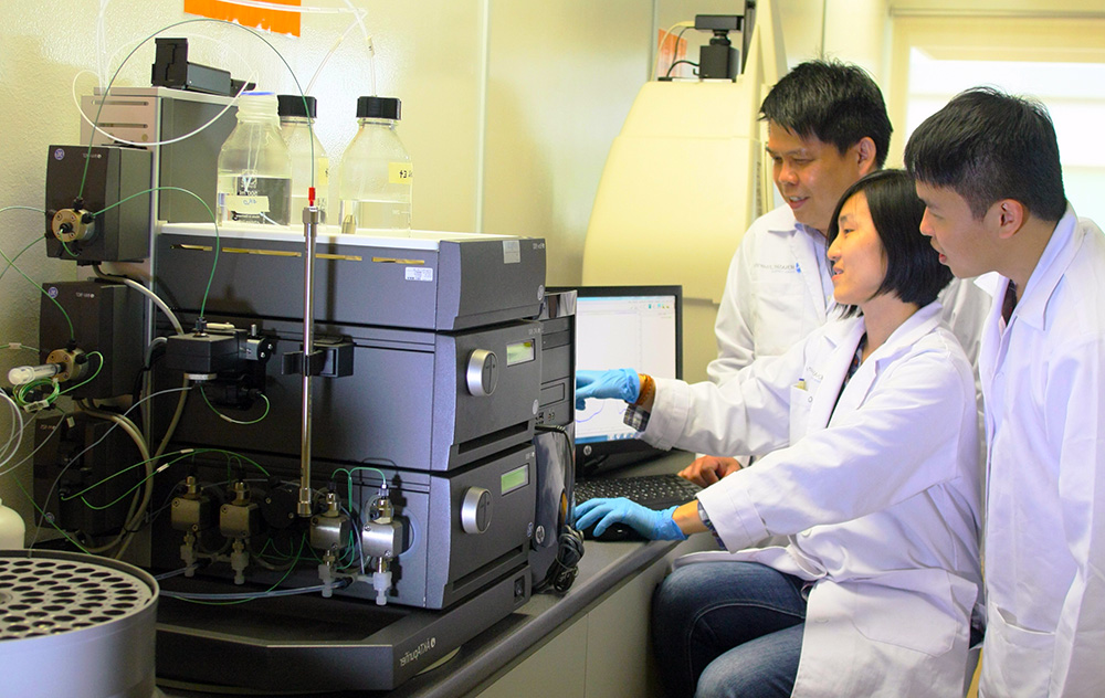 Students at Monash chemical engineering lab