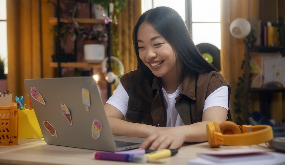 student studying digital marketing course