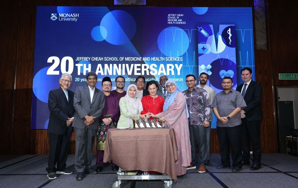 Cake Cutting with former HoS and hospital partners-thumbnail