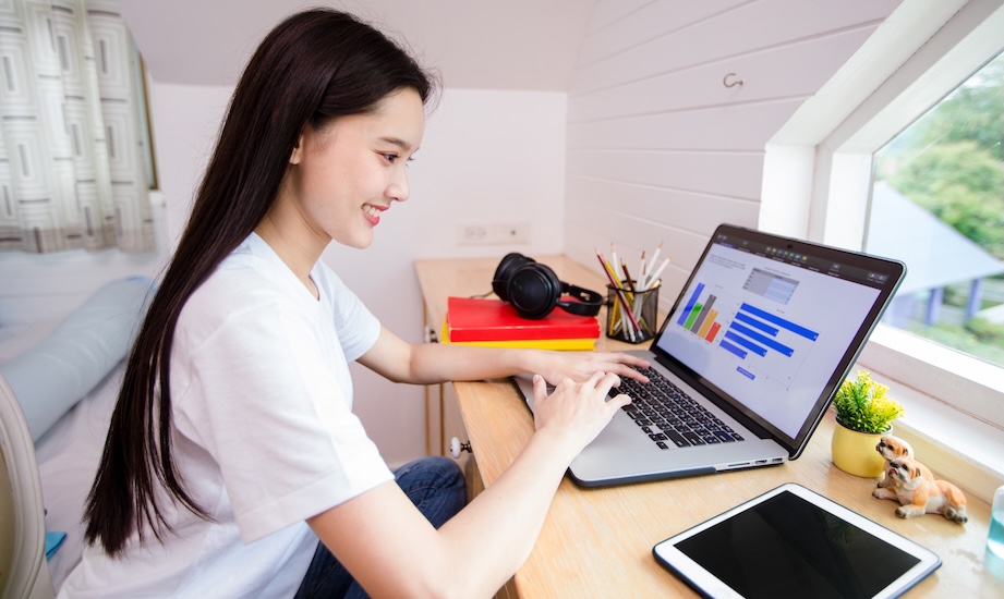Student analysing digital marketing campaign data