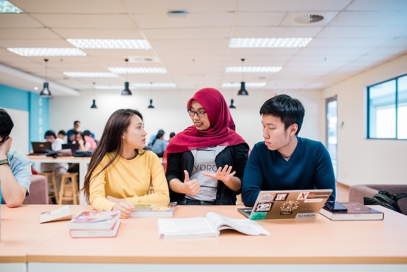 Lecturer advising students on steps to pursue a second bachelor&rsquo;s degree