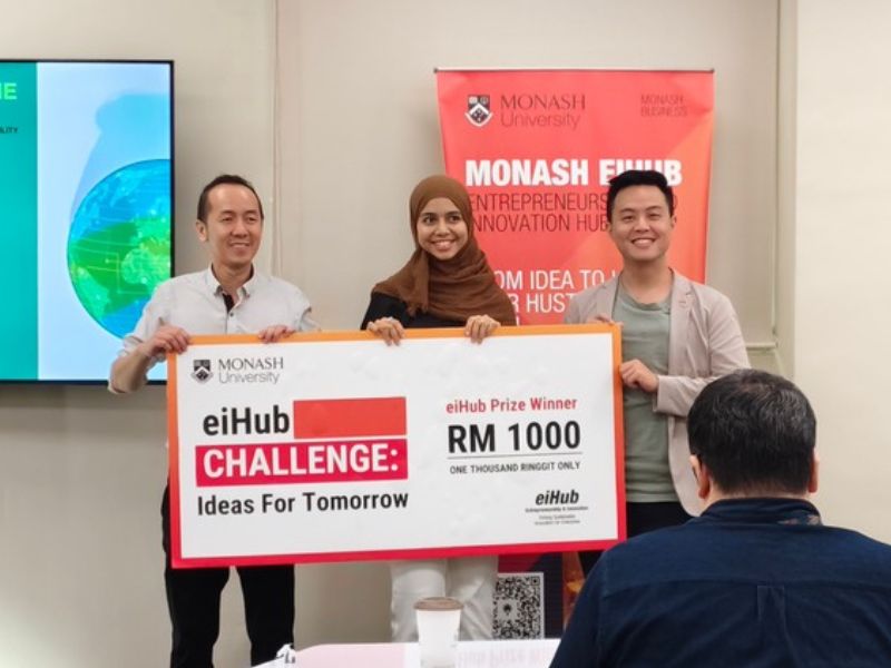 Dr. Yeong Keng Yoon from School of Science and Sustainable Food Asia CEO Chiam Boon Lee present the trophy cheque to Feed the Future Track winner Ayesha Ashraf Khan.