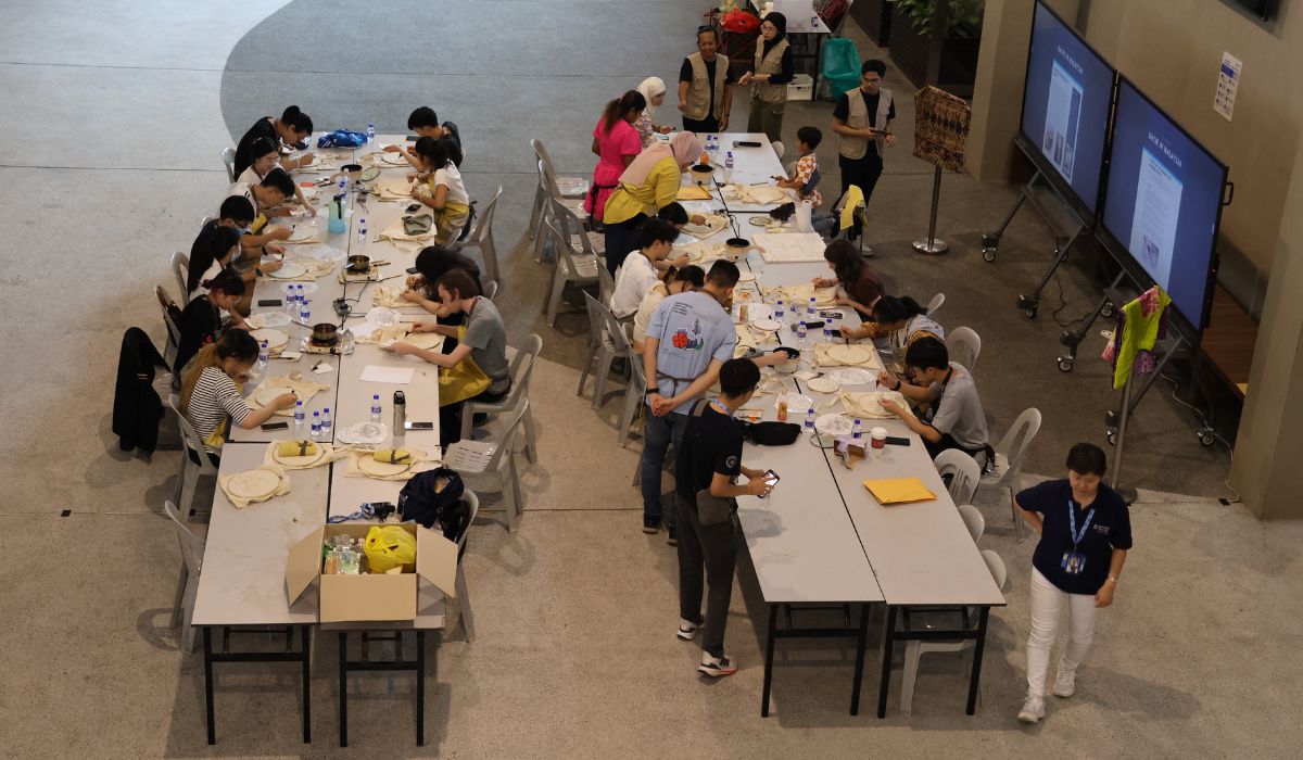 etec students at a batik painting session