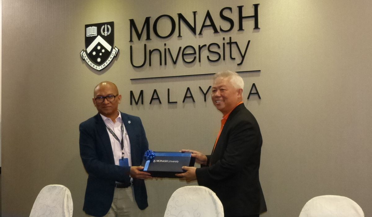 prof rafiq and chin kok tian shaking hands
