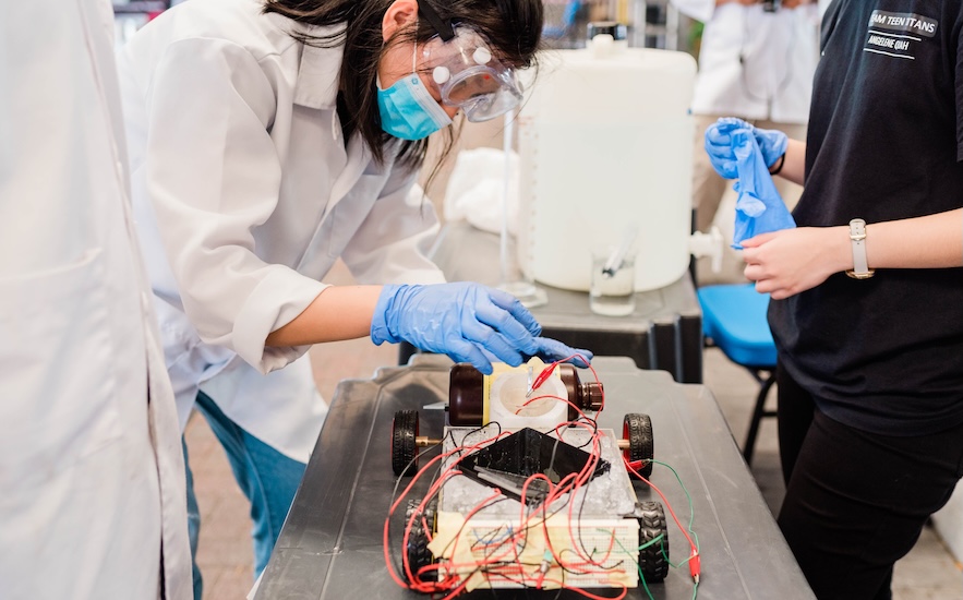 students working on a mechanical engineering project