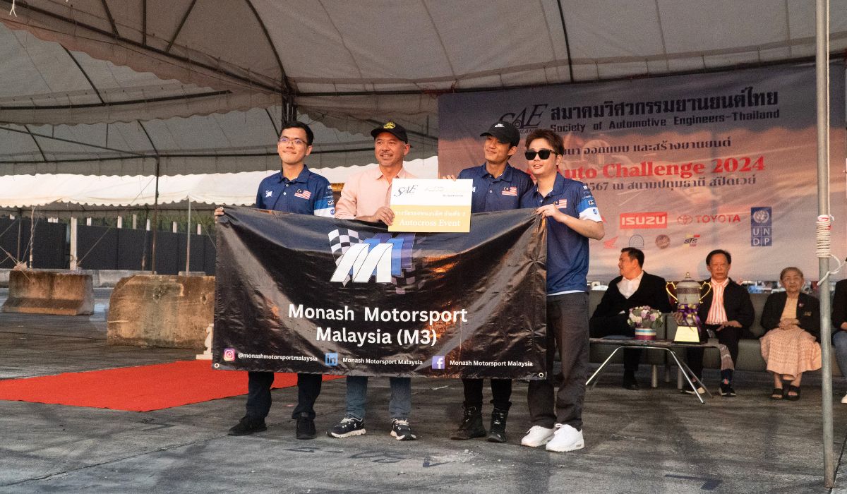monash motorsport representative receiving award