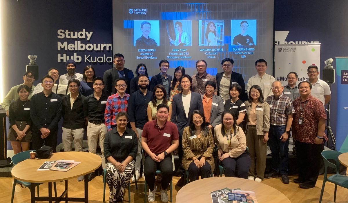 alumni gathering group photo