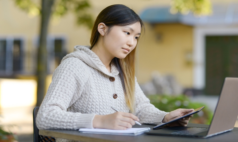 Student working on her internship application