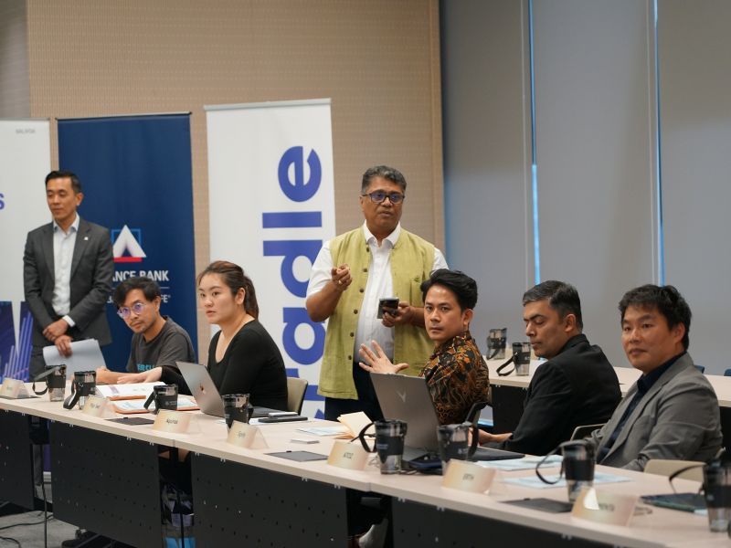 Prof. Avvari V. Mohan speaking to stakeholders seated around the table during the Accelerating Circularity in Malaysia roundtable.